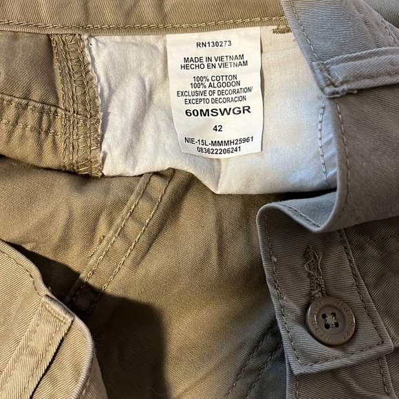 Wrangler Men’s Cargo Shorts with tech pocket Size 42. NWOT - Picture 4 of 4